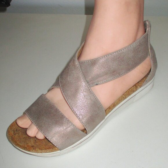 Adrienne Vittadini Sport Womens Gold Strap Rear Zip Sandal - Size 6M - Picture 1 of 9